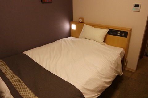 【悲報】女の子「ちょっと足でベッド持ち上げてみるか…」→結果