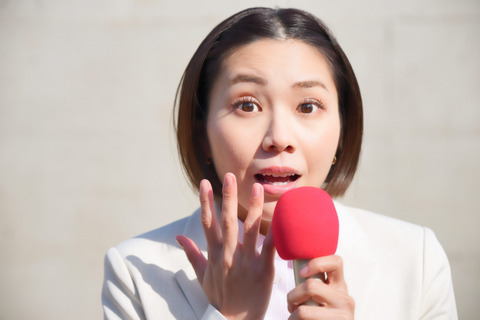 【悲報】女さん、テレビで堂々と法律違反をしてしまう・・・・