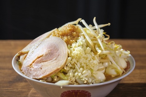 ラーメン二郎で隣の親父がめっちゃ残して退店しようとした結果・・・