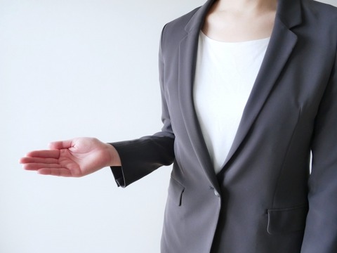 【悲報】ババア先輩「職場の24歳イケメンにお菓子と手紙渡したら迷惑かな…」→なぜかTwitterでボコボコに叩かれてしまう