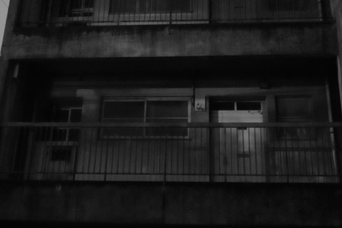 【悲報】まんまと事故物件に住まわされたんやが・・・・