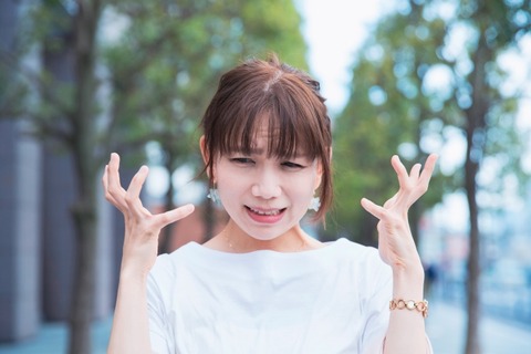 【悲報】女さん「嫌あああああ！！！！男が私のスペースを犯してくるううう！！！」ｷﾞｬｵｵｵｵｵｵｵﾝﾝ(画像あり)