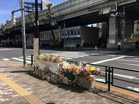 1024px-Flower_offering_at_Higashi_Ikebukuro_2019-04-28
