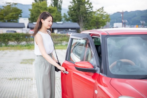 【画像】女の子「ちょっと古い車だけどごめんね～！！！」→