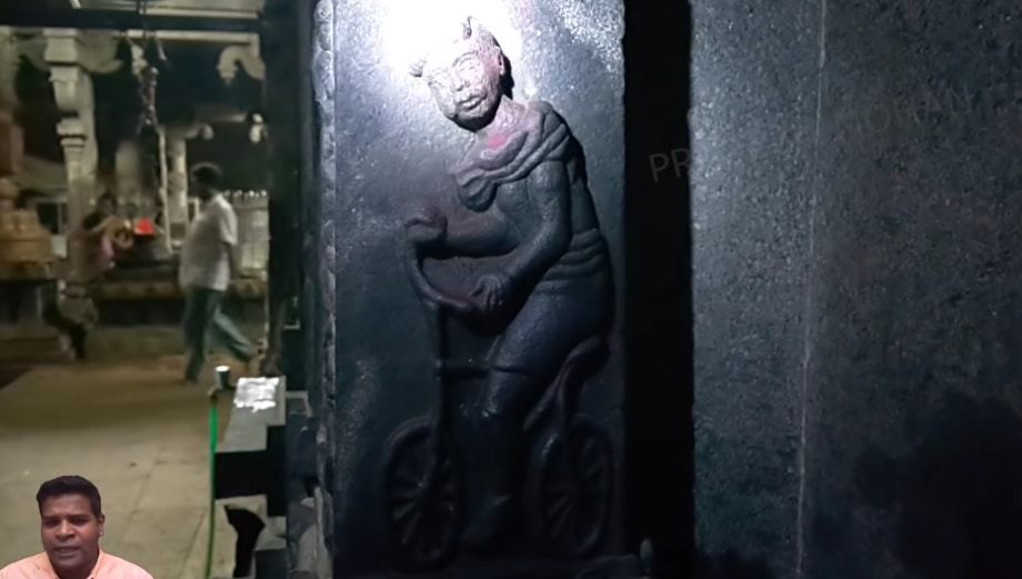 古代インドの寺院に自転車