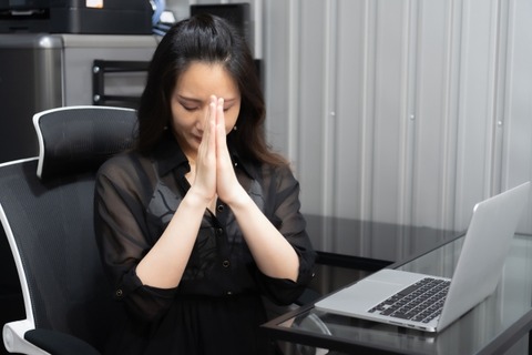 ババア先輩(33)「ここに君の家族の名前を書いて！」ワイ「何の書類ですか？これ」ｶｷｶｷ→結果………