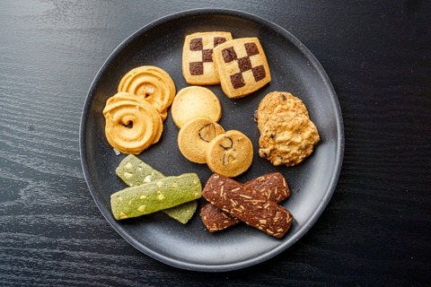 【画像】セブンのレジの後ろに置いてある「高級お菓子セット」買ってみたｗｗｗｗｗ