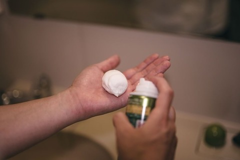 【画像】女さん「この基礎化粧品ヤバい 皮膚の上でバチバチって弾けるの♥」⇒！