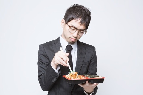 【悲報】人妻さん「旦那に昼ごはん代含め月2万も渡してるのに、足りないらしい！！！」ｷﾞｬｵｵｵｵｵｵﾝ