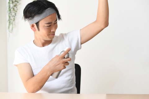 【悲報】ワキガワイ「朝と夜風呂入って…念入りにワキ洗って…ロール塗り塗りして…スプレー振って…ヨシッ！」→結果