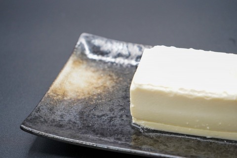 アメリカの人気女性YouTuber、とうふを食べる日本人をボロカスにディスってしまう「味も食感もない糞ヴィーガンの食物」