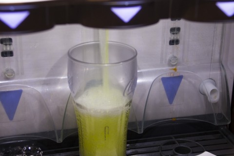 【動画】ファミレスのドリンクバーで注ぎ口に口を直づけ舌ペロペロする勇者現るｗｗｗｗｗｗｗ