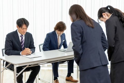 会社説明会「私服でOKだよ！！」大馬鹿野郎「スーツで受けたろ！！」→