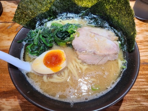 【画像】ラーメンの食べ方が個性的すぎる美人女性、発見される・・・・