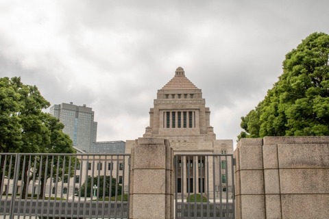 日本政府「投資しろ。投資は儲かる。投資しない人は遅れてる」金融庁「投資してる人の7割は損してる」