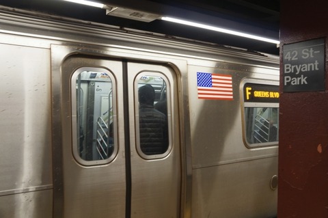 【衝撃動画】ニューヨークの地下鉄、無法地帯になる・・・