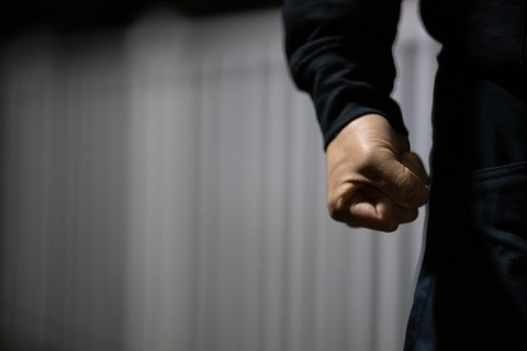 【動画】自閉症大学生、女さんの車をボコボコにしてしまう・・・