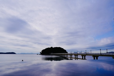 【画像】Googleマップに近代化してる謎の島があるんだが…