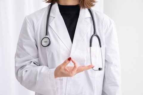 【画像】女性研修医「手術前にお医者さんへの謝礼心付けを渡さない人、全員バカです！」