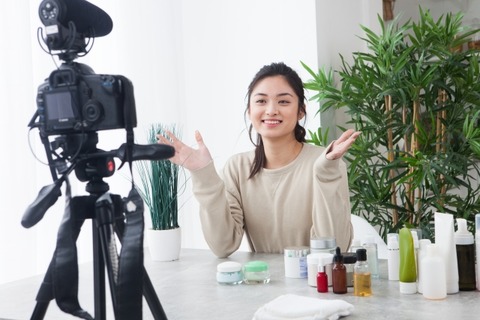 女性YouTuber「ファッション批評しても再生数延びない…せや！」→