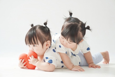 【画像】双子同士のカップルさん、お互いが結婚して子どもを産んだ結果・・・