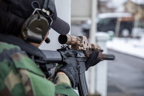 【悲報】敵兵「おい捕虜、お前武器何使ってたの？」ワイ「スナイパーライフルです」→結果…