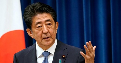 【悲報】安倍晋三さん、女性の胸元をガン見しているところを撮影されてしまうｗｗｗｗｗｗ