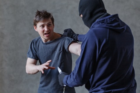 強盗「金を出せ」カッターナイフチラッ…被害者男性「ほーん…」日本刀ギラッ！→結果