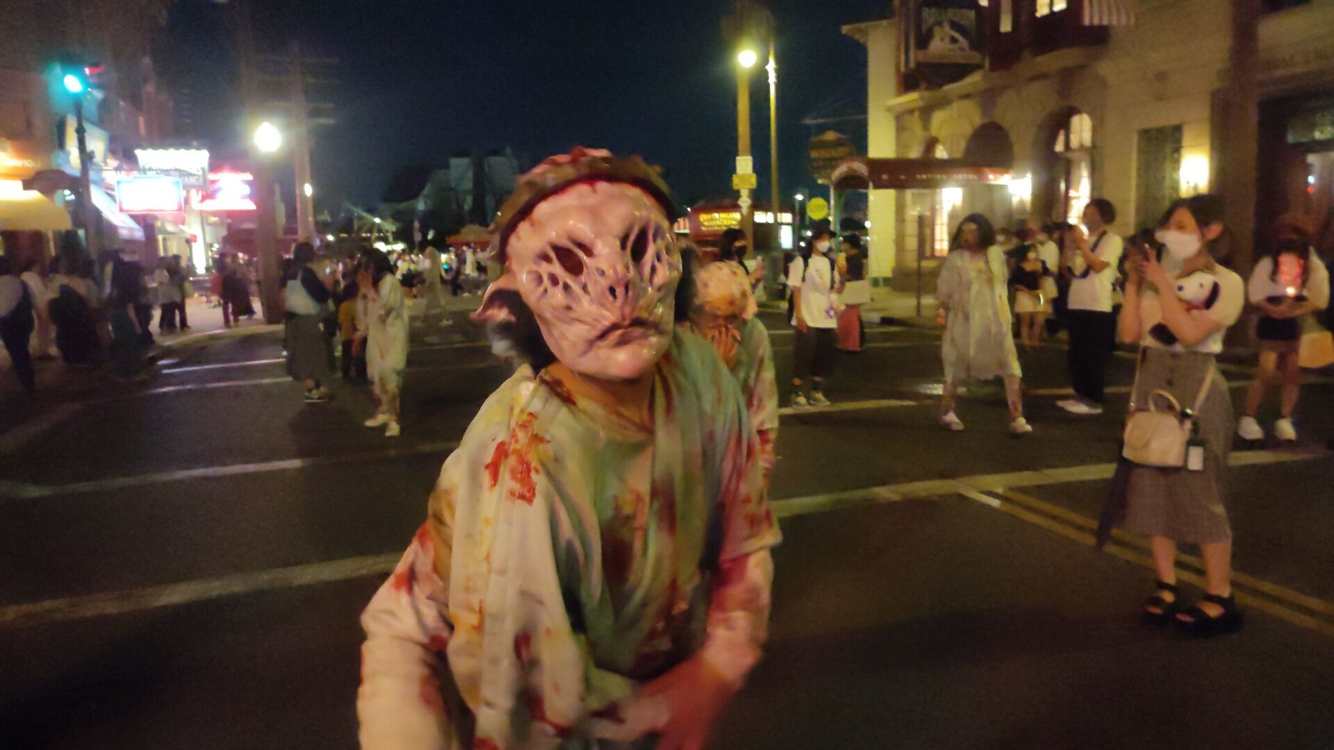 Usj ストリートゾンビを撮影してきました 暗い場所では明度上げてあります ホラーナイト 22年9月13日 パンダusj のショー パレ動画好き ユニバーサル スタジオ ジャパンの情報系ブログ