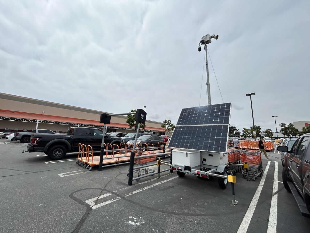 防犯対策】、駐車場に移動式ソーラー電源型防犯監視カメラが拡大