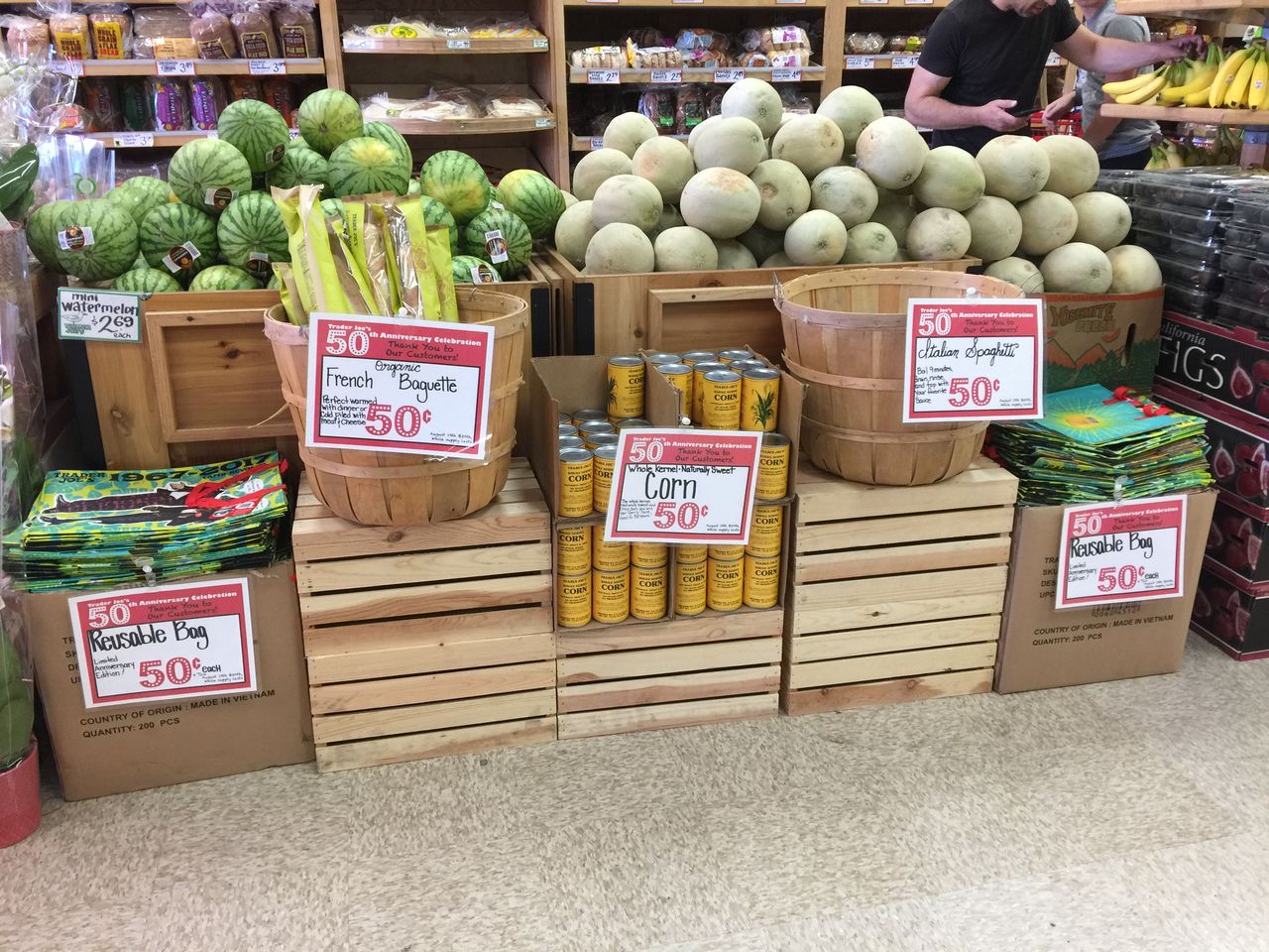 トレーダージョーズ】、１号店から50周年記念！セブンプレミアムもサンプリング可能？ : 激しくウォルマートなアメリカ小売業ブログ トレーダージョーズ  50周年記念バージョン 1967〜2017 エコバック