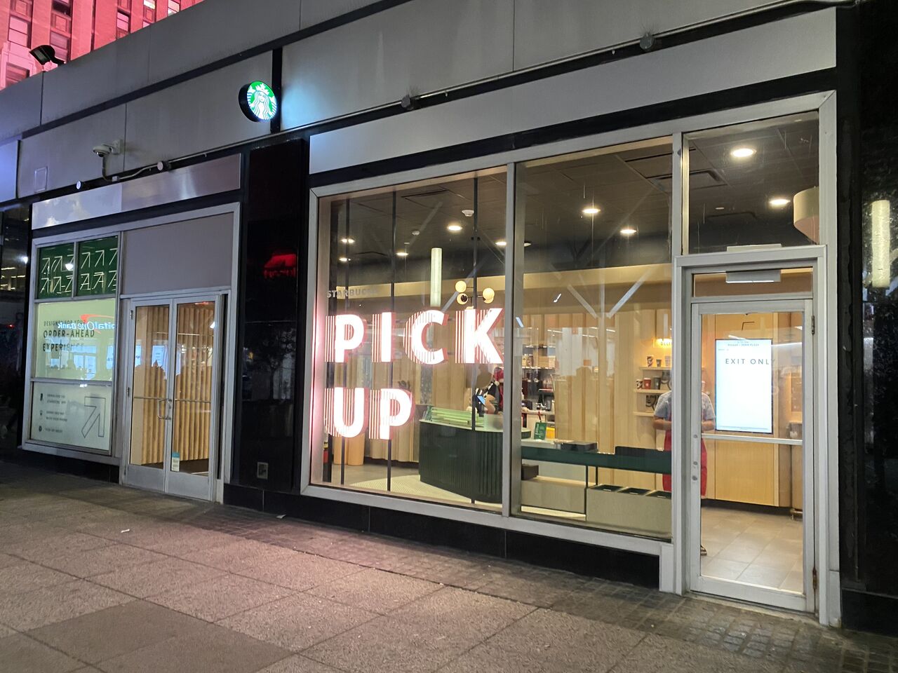 スターバックス】、新業態店「ピックアップ」撤退！スタバ再建策も学び多い事例研究？ : 激しくウォルマートなアメリカ小売業ブログ