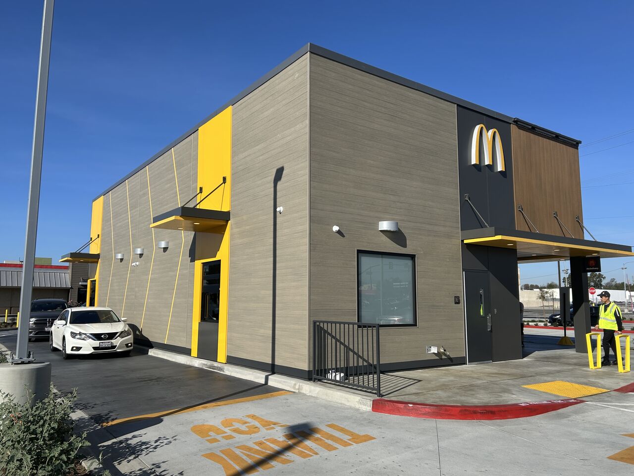 マクドナルド】、最新On the Go店に初ロッカー！ツーゴーは端末も