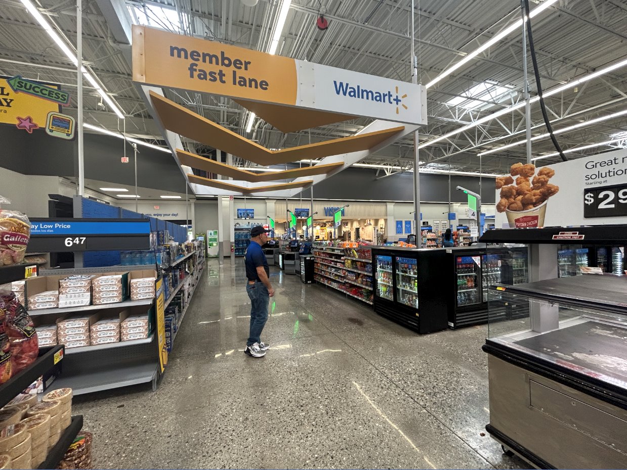 ウォルマート】、会員専用のレジレーンに並べ！広いスペースの理由は