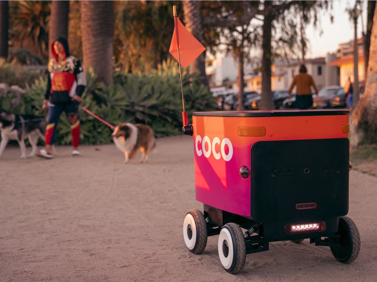 ロボット coco ウーバーイーツ】、ロサンゼルスでロボ出前！セブンのピザからココイチ