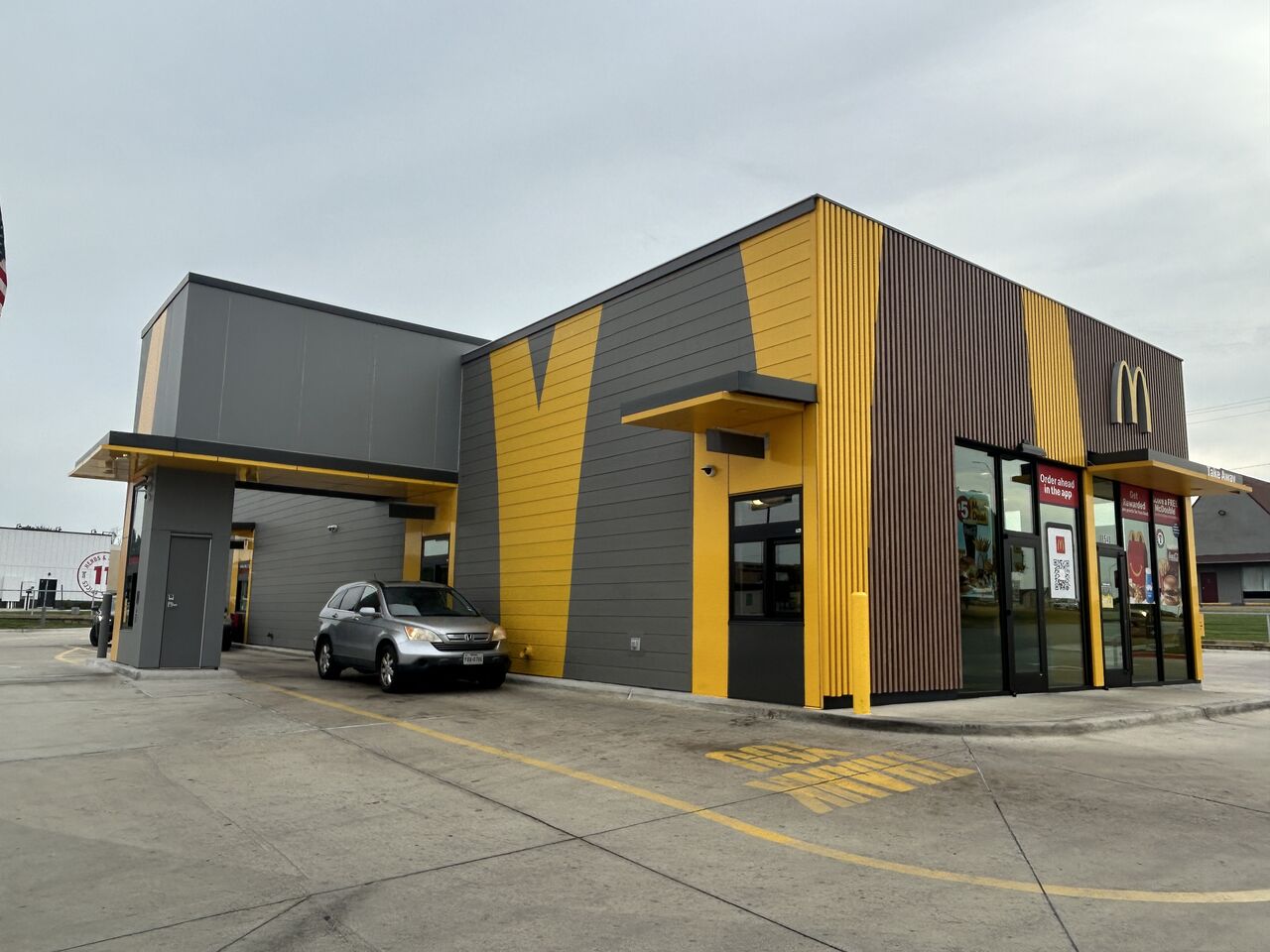 マクドナルド】、最新On the Go店に初ロッカー！ツーゴーは端末も