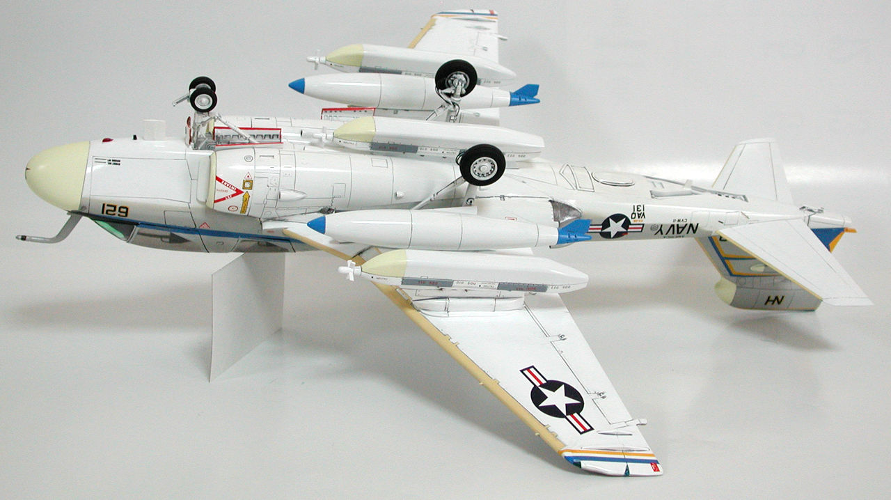 キネティック 1/48 EA-6B プラウラー(最終回) : Go Navy! (乙)