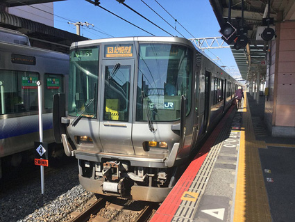 日根野駅に停車中の223系2500番台