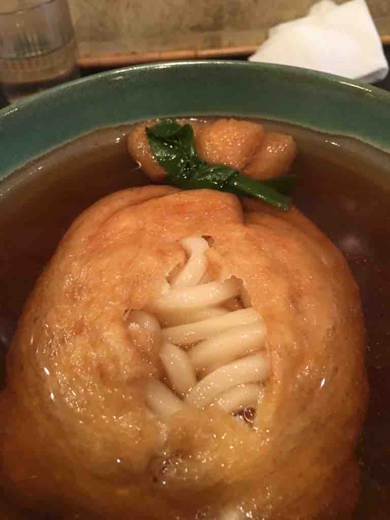 麺闘庵 奈良 巾着うどん 発想は面白いんですが 青いんのふとんでうどん 麺闘庵 奈良 巾着うどん 発想は面白いんですが 青いんのふとんでうどん