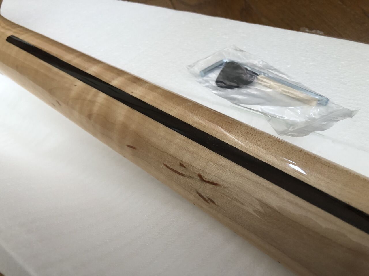 Aliexpressで買ったトラ杢ネックをスクワイアのストラトに取り付ける