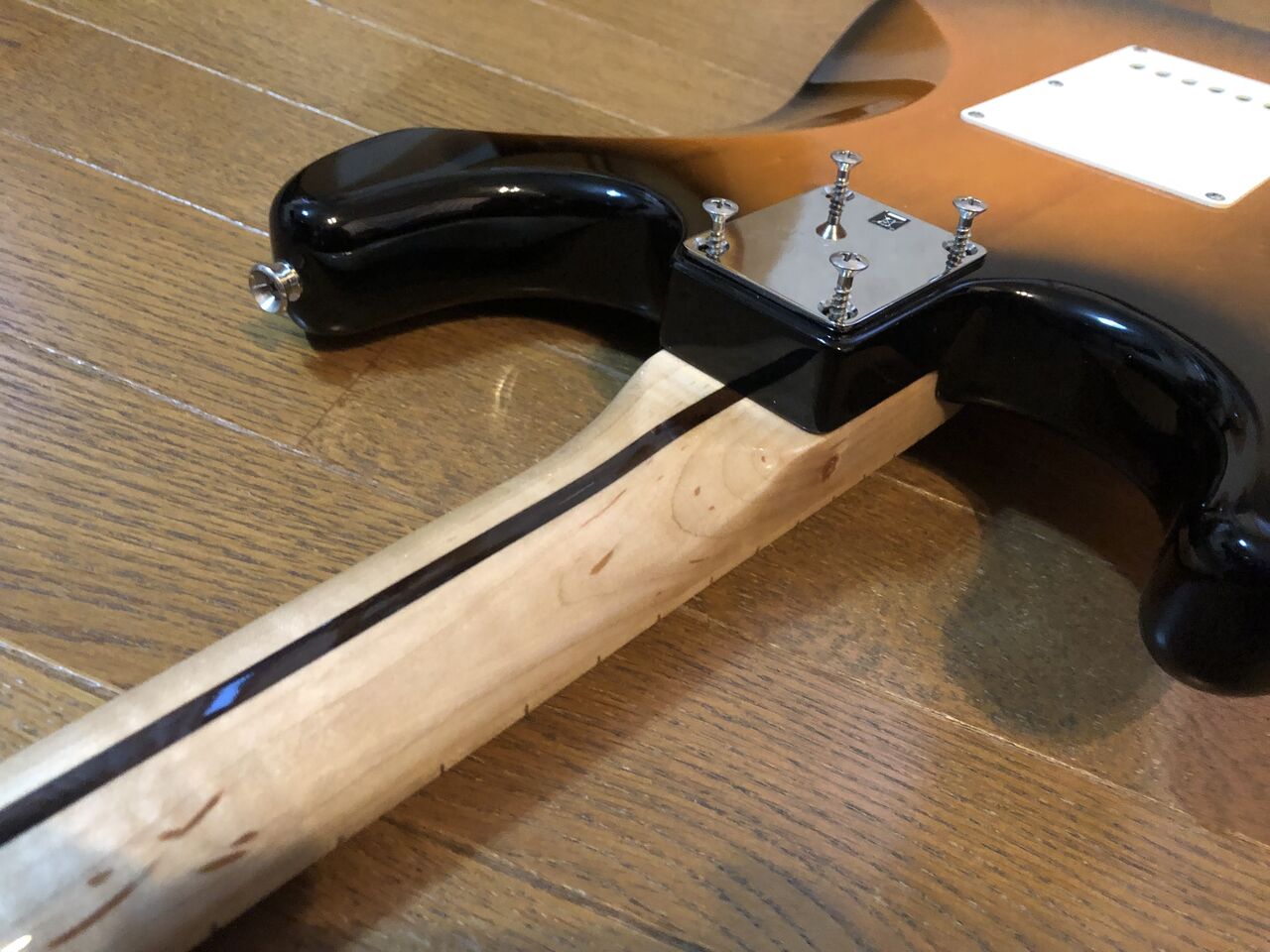 Aliexpressで買ったトラ杢ネックをスクワイアのストラトに取り付ける