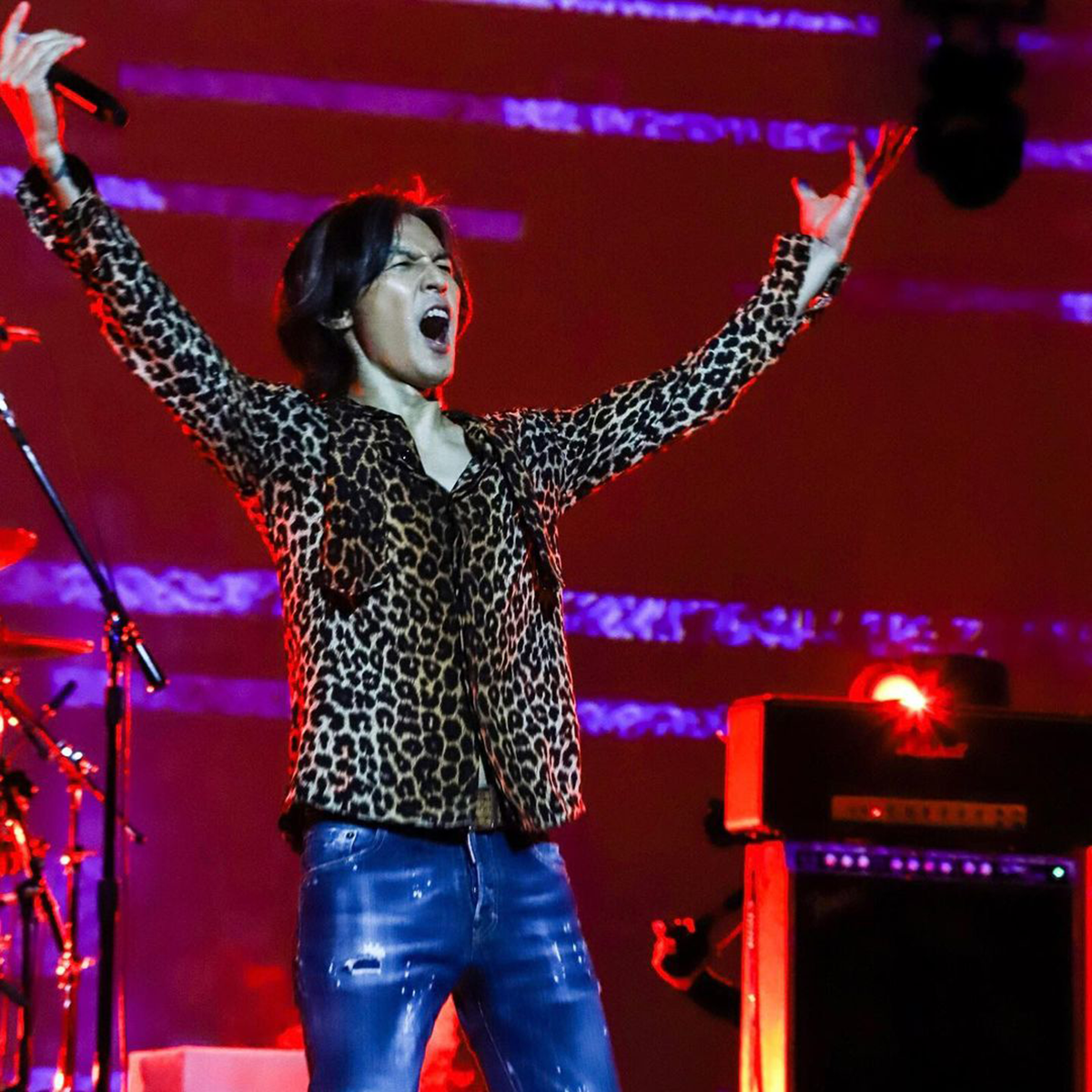 B Z 稲葉浩志 美人妻と高級犬4頭を連れ颯爽 またまた散歩現場撮った 芸能界 気になるあの噂 大調査ユニット