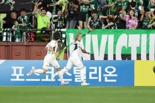 外国人「爆笑した」韓国Kリーグで前代未聞ゴール!!得点した全北現代FWがトイレ直行!(動画あり)【海外の反応】