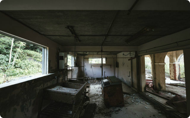 【気味が悪い】 山の廃墟でサバゲー中、誰かが階段を上がってくる音がして…すると…