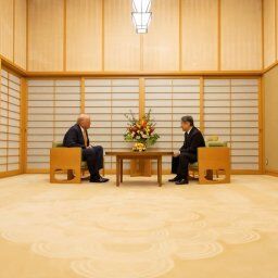 海外「オーラが尋常じゃない…」 皇居内で撮影された1枚の写真に衝撃を受けるアメリカ人が続出