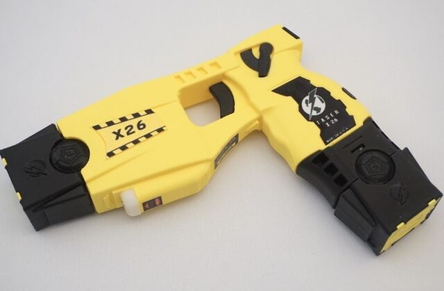 ちびっ子、目の前でママがテーザー銃で撃たれスタンディングオベーション