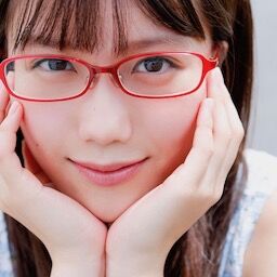 鈴木奈穂子アナ 袖口からインナーチラ見え！！