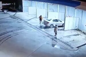 【動画】洗車場で車を洗っていた父親と2人の幼い娘が亡くなった悲劇の事故。