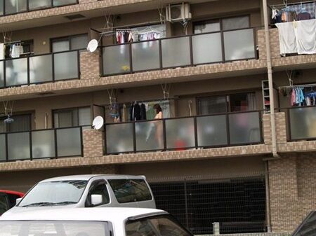 【画像】マンションのベランダで人妻が全裸で洗濯物干してたぞ、大胆すぎる