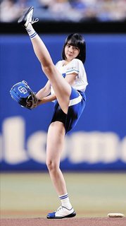 【画像】 岡田紗佳さん(31)、超ミニスカでパンモロ始球式ｗｗｗｗｗ